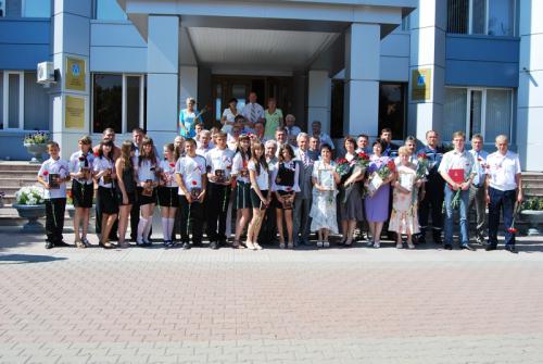 Приём мэра города в честь Дня России 11.06.2010 года завершился общей фотографией у здания Администрации города. Мэр города по результатам участия в ПНПО 
