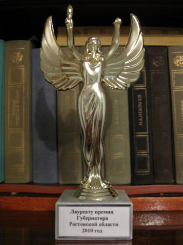 Памятный сувенир - статуэтка греческой богини победы Ники.